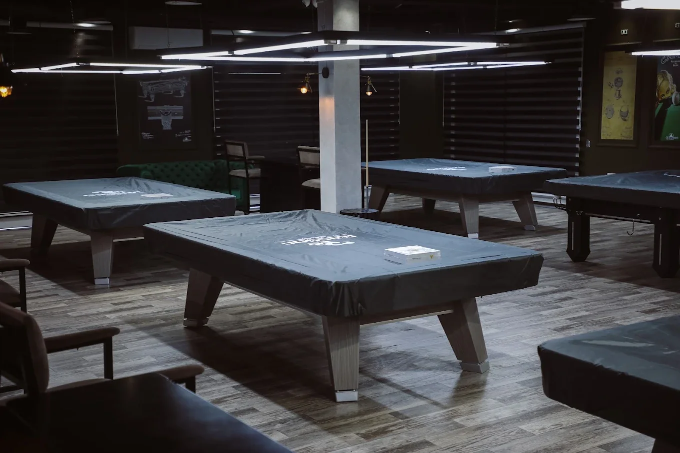 La grande salle et ses tables