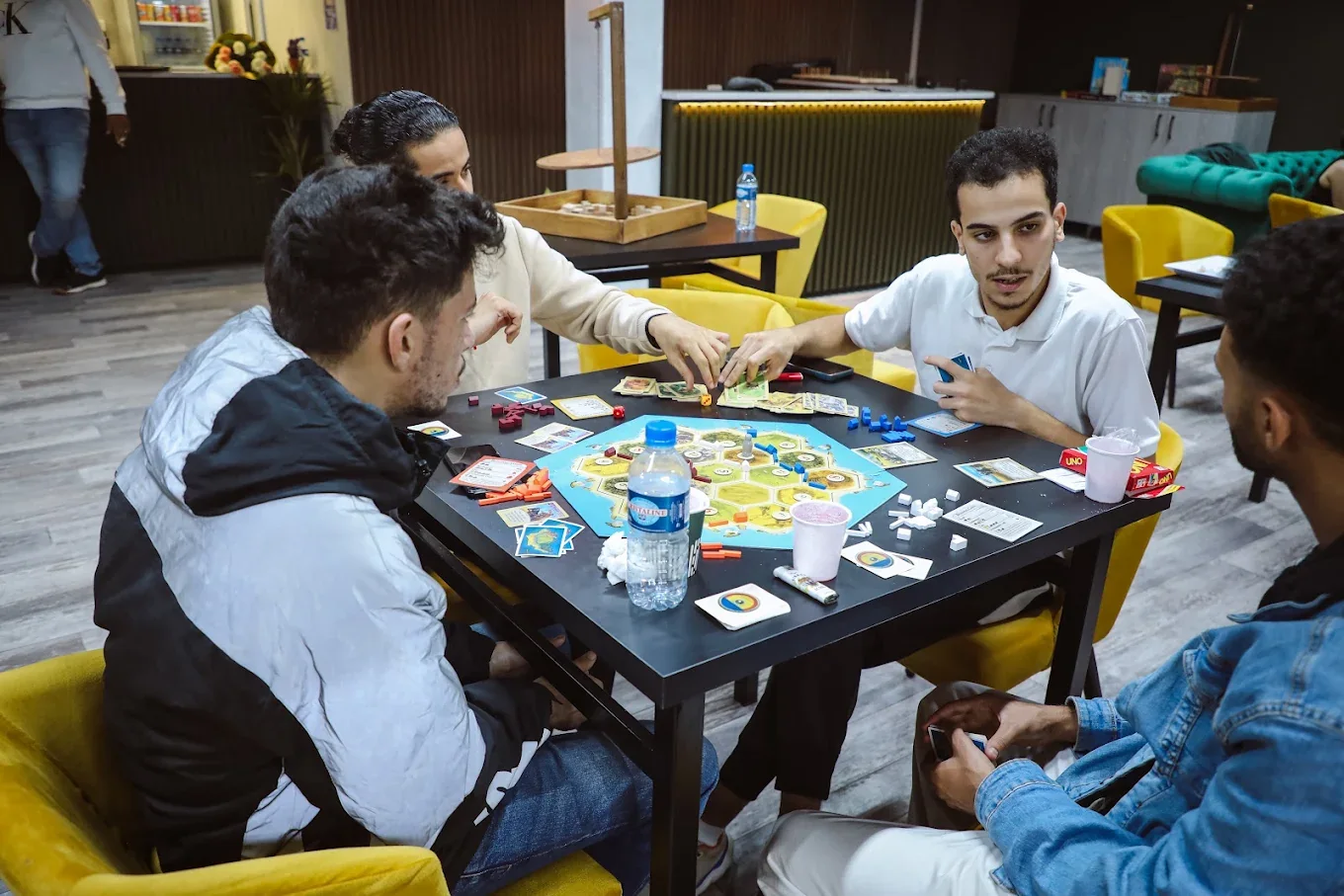 Une partie de jeu de société entre amis