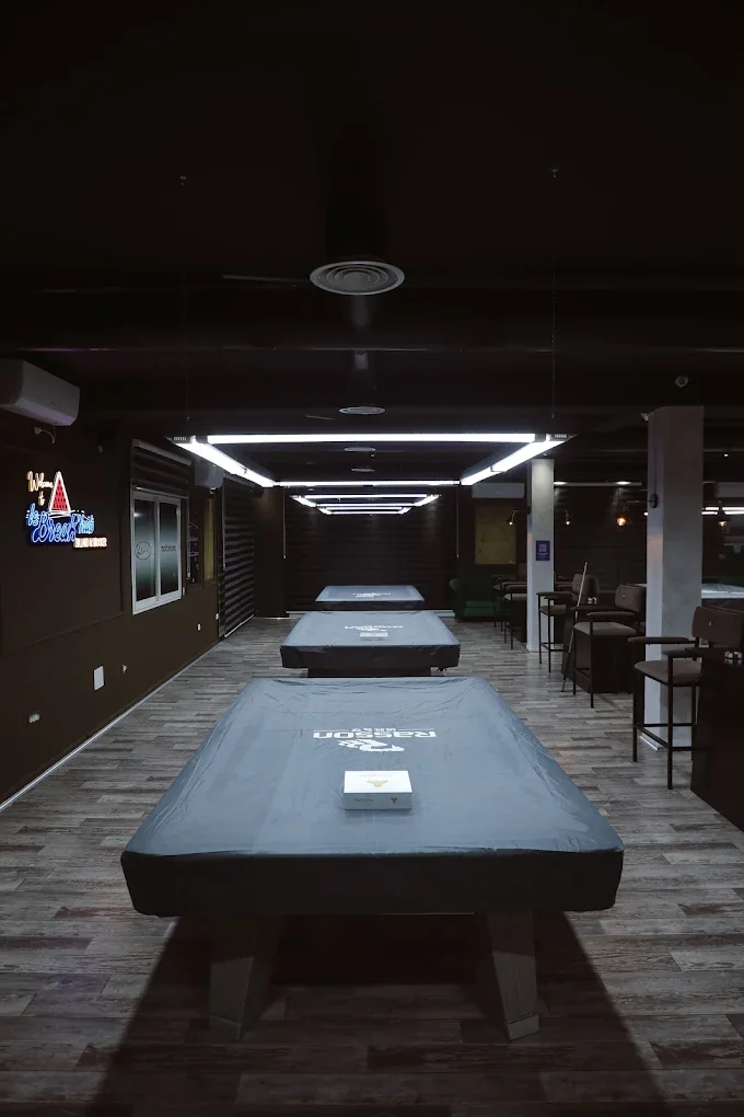 Les tables sous les néons